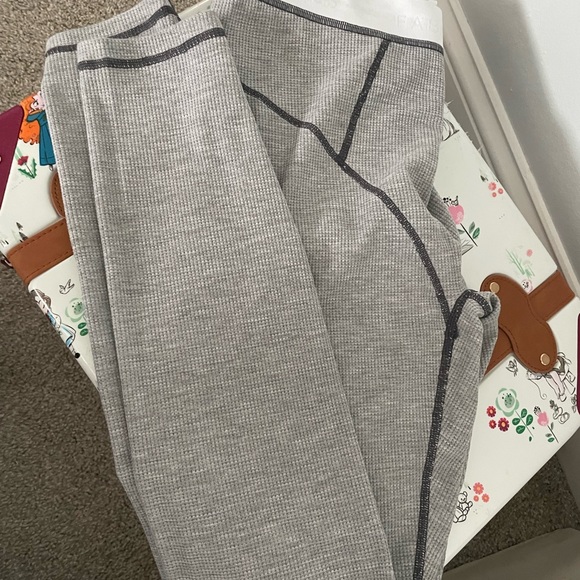 Fabletics gray waffle knit legging gray medium - Picture 3 of 4